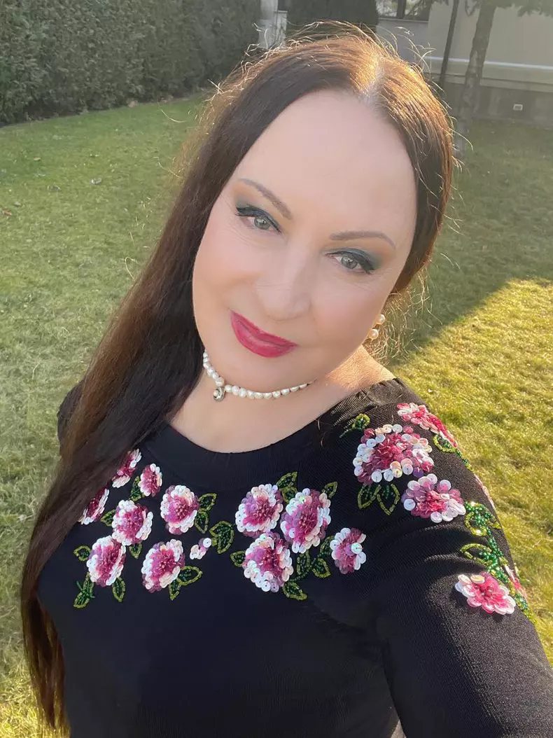 maria-dragomiroiu-intr-o-bluza-neagra-cu-flori