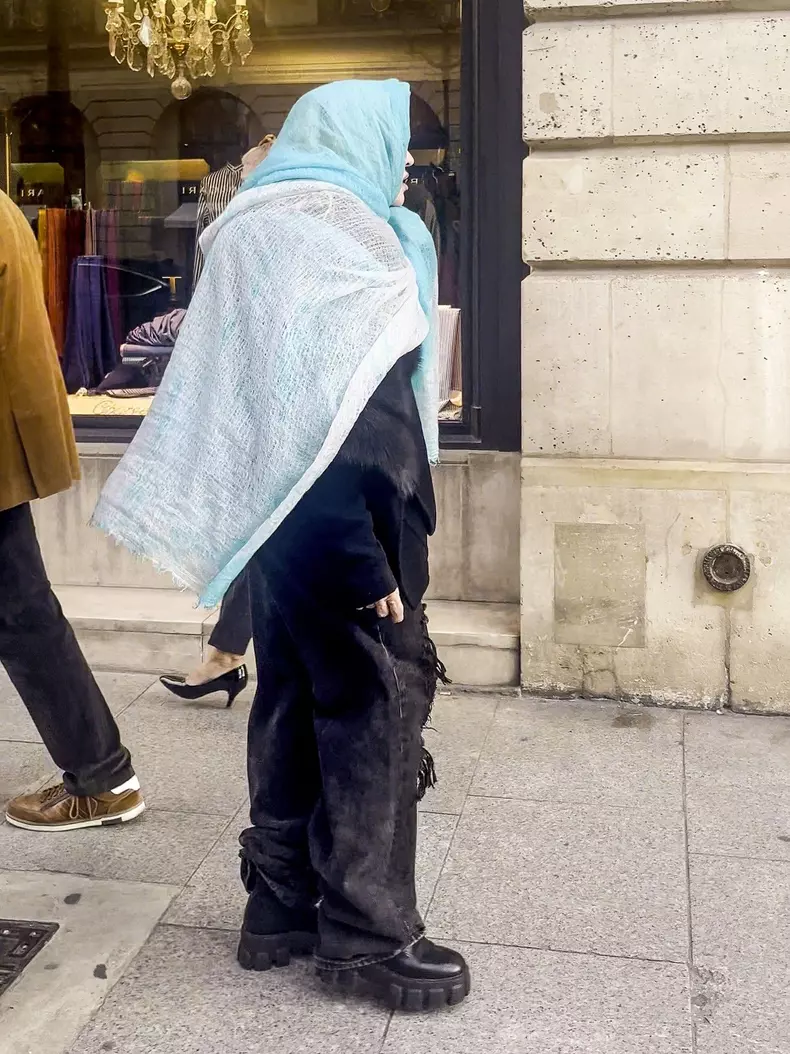 Madonna marche dans les charmantes rues de la capitale française en marge de la Fashion Week de Paris (PFW)
