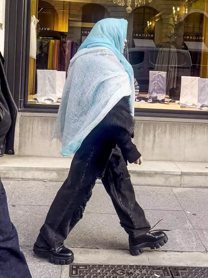 Madonna marche dans les charmantes rues de la capitale française en marge de la Fashion Week de Paris (PFW)