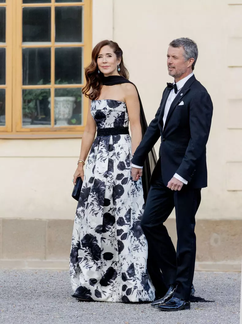 Arrivées de la famille royale de Suède et des invités au théâtre du château de Drottningholm pour la représentation du Royal Opera Jubilee Theatre, à la veille de la célébration du 50ème anniversaire de l’accession au trône du roi Carl Gustav
