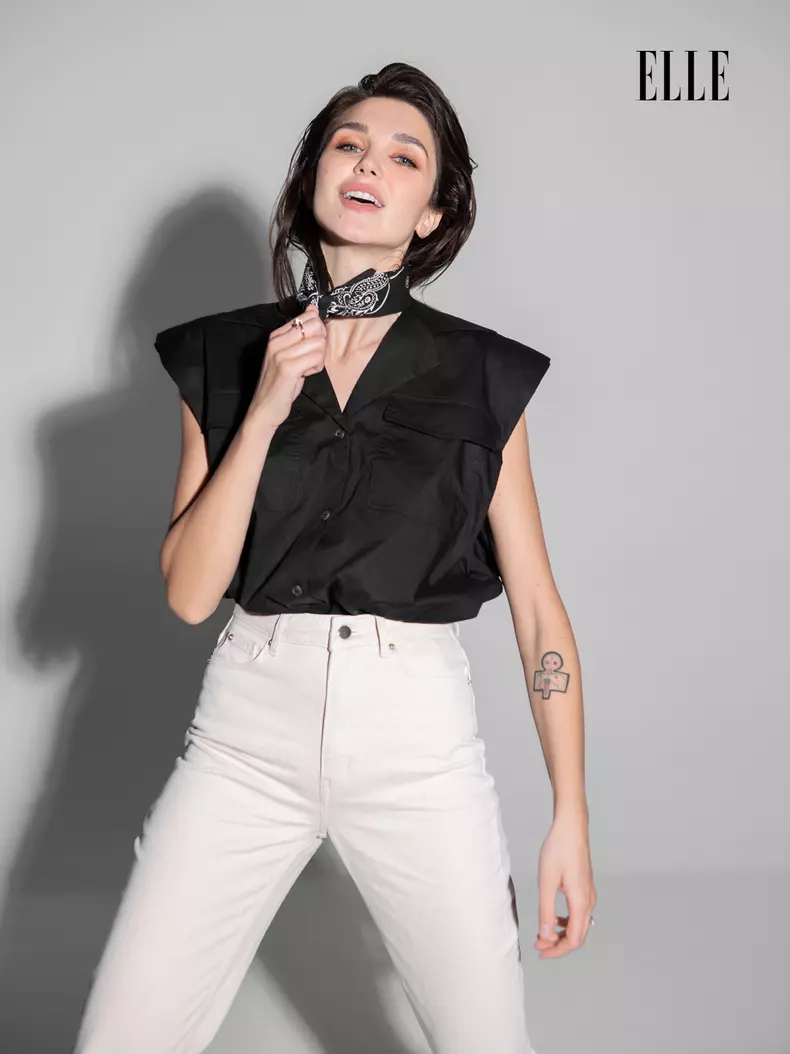 Alice Cavaleru, Eșarfă, 39,99 lei; cămașă, 89,99 lei; pantaloni, 129,99 lei; toate H&M.