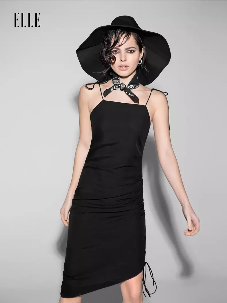 Doina Ciobanu, Pălărie, 129,99 lei; cercei, 59,99 lei; eșarfă, 39,99 lei; rochie, 89,99 lei; toate H&M.