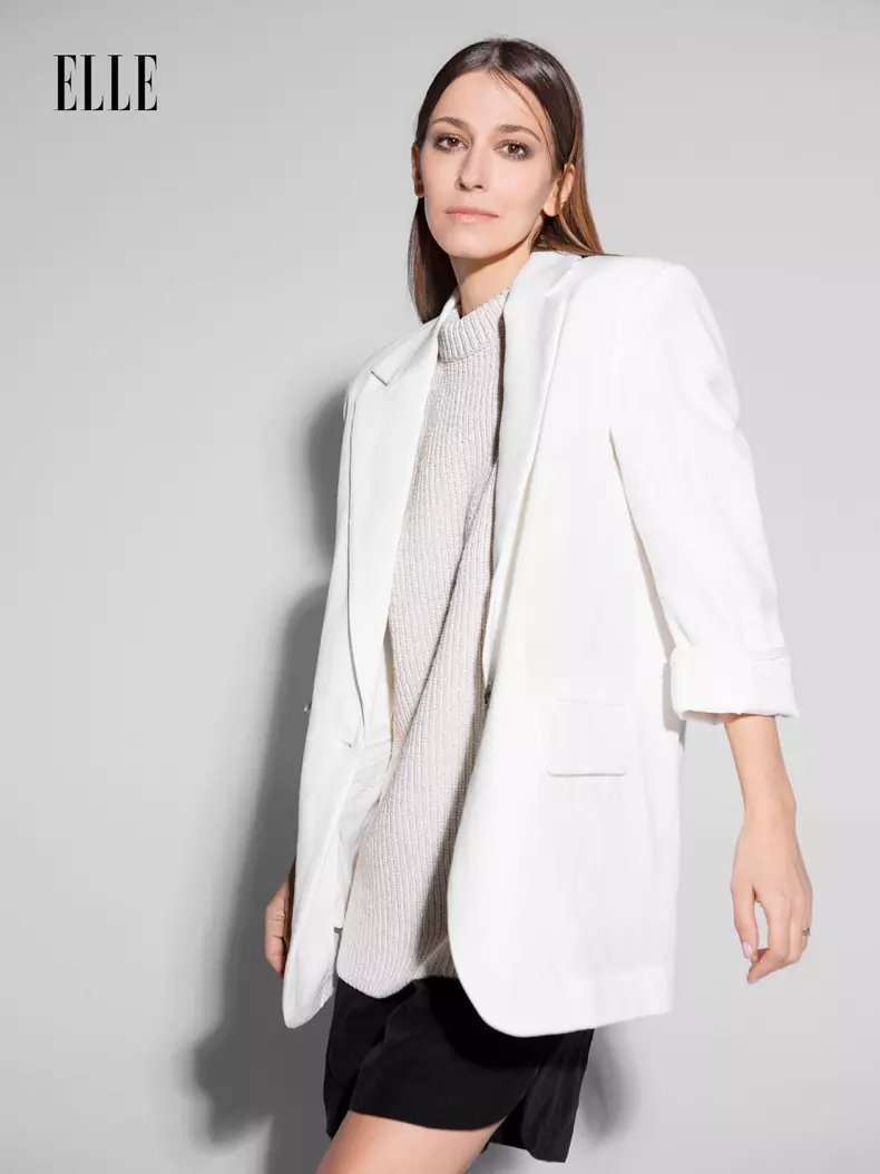 Dana Rogoz, Top, 159,99 lei; sacou, 159,99 lei; pantaloni scurți, 99,99 lei; toate H&M.