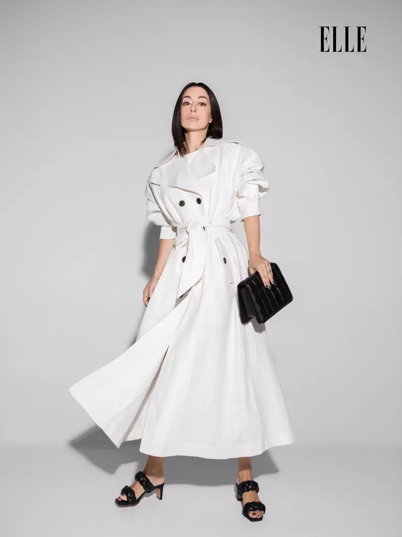 Lorena Buhnici, Trenci, 299,99 lei; saboți, 99,99 lei; geantă, 129,99 lei; toate H&M.