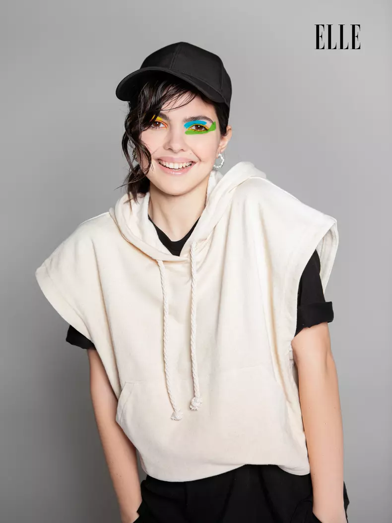 Doina Ciobanu, Top, 59,99 lei; hanorac, 59,99 lei; pantaloni scurți 99,99 lei; cercei, 39,99 lei; șapcă, 59,99 lei; toate H&M.