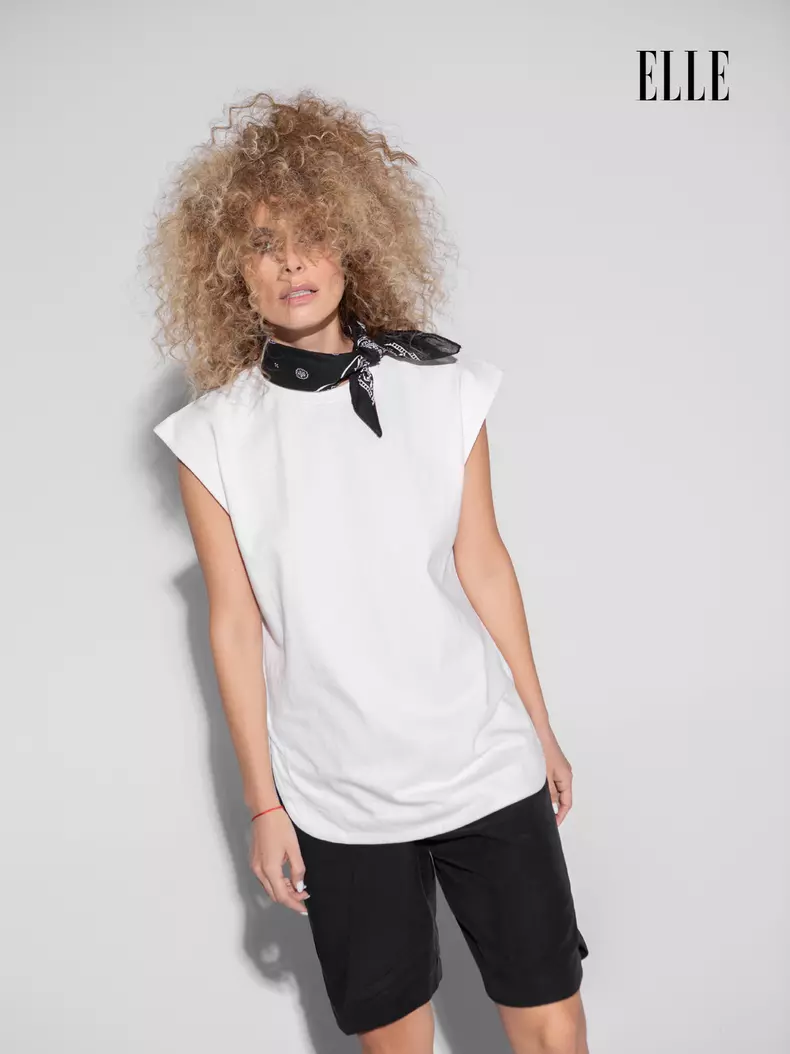 Sânziana Negru, Eșarfă, 39,99 lei; top, 89,99 lei; pantaloni scurți, 99,99 lei; toate H&M.