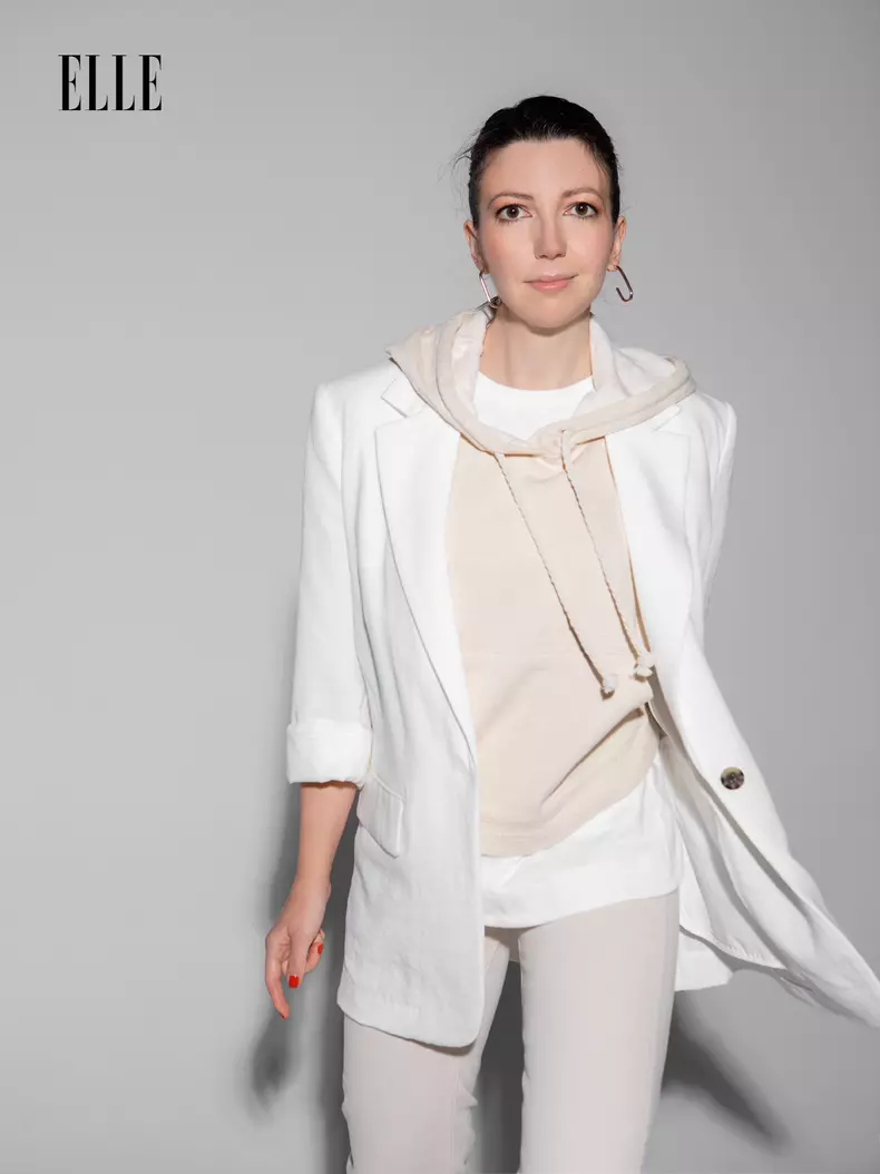Diana Cosmin, Top, 59,99 lei; hanorac, 59,99 lei; sacou, 159,99 lei; cercei, 59,99 lei; pantaloni, 129,99 lei; toate H&M.