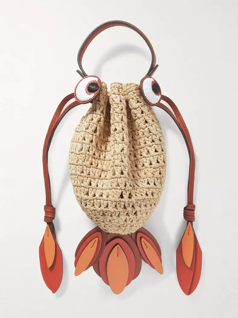 Geantă din piele și rafie, Anya Hindmarch, 3.100 lei, www.net-a-porter.com