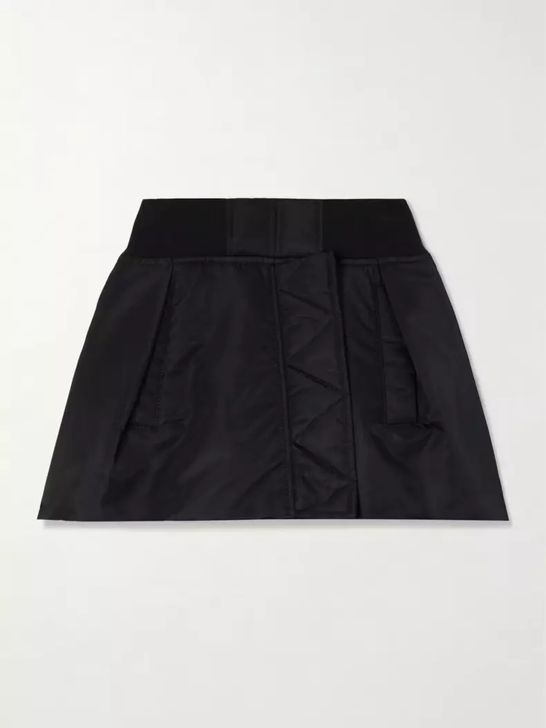 Short din nailon, Sacai, 3.556 lei, www.net-a-porter.com