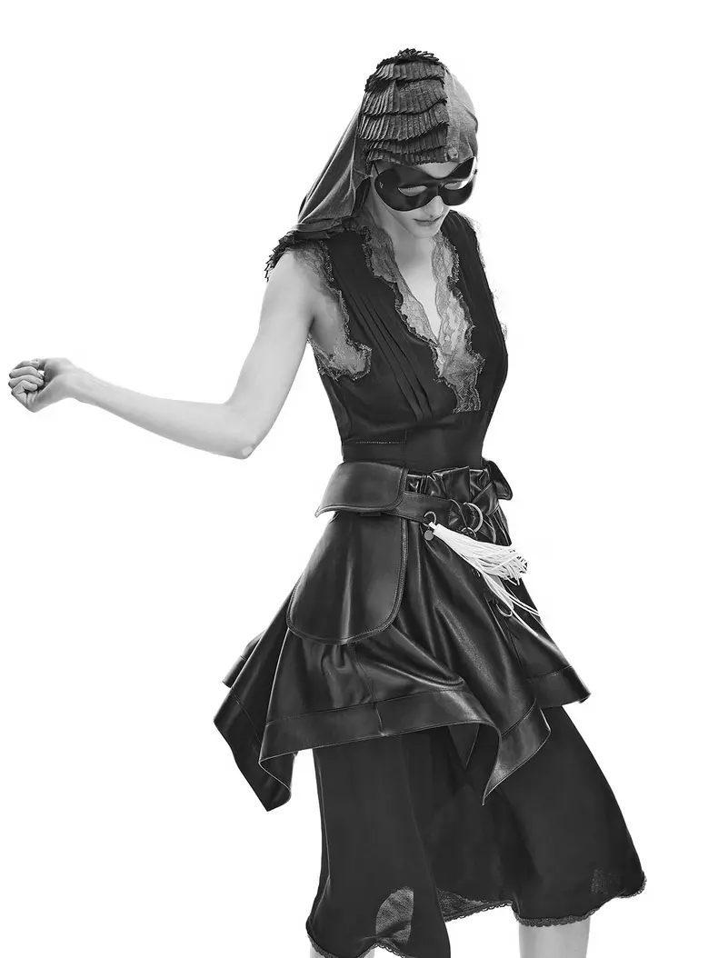 Rochie MAISON MARGIELA și fustă LOEWE, ambele magazinul MENGOTTI; top pe post de accesoriu capilar, TOGA; brelocuri PINKO, COACH, MICHAEL KORS și NN.07, toate WWW.ZALANDO.RO; mască din recuzita stilistei.