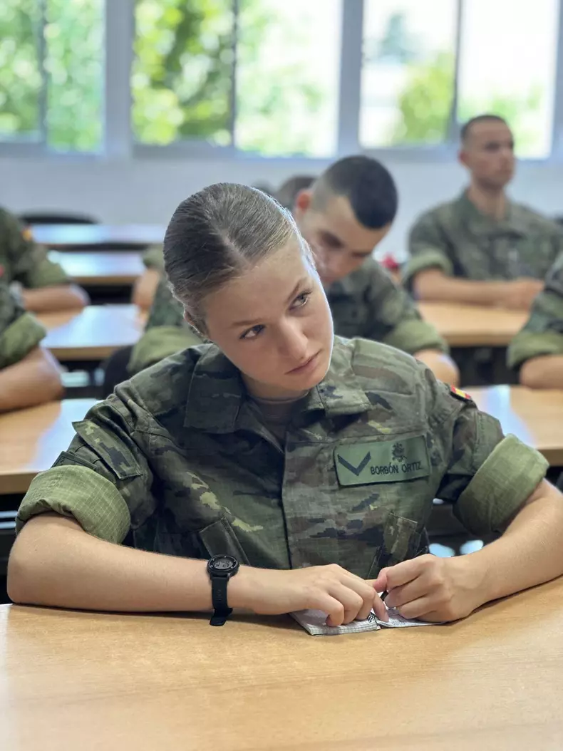 Prințesa Leonor poartă uniforma pentru prima dată la academia generală din Zaragoza, Spania, pe 18 august 2023