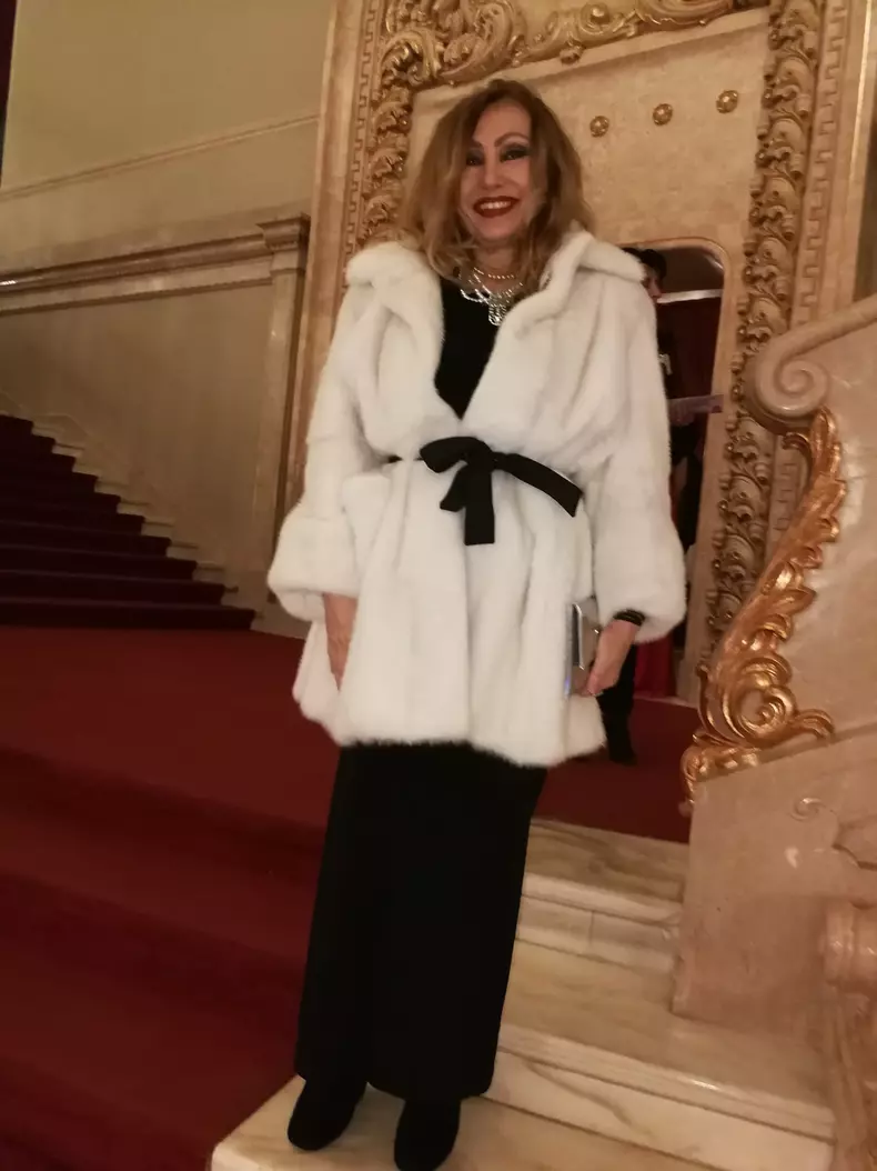 flora-in-haina-de-blana-alba-frumoasa