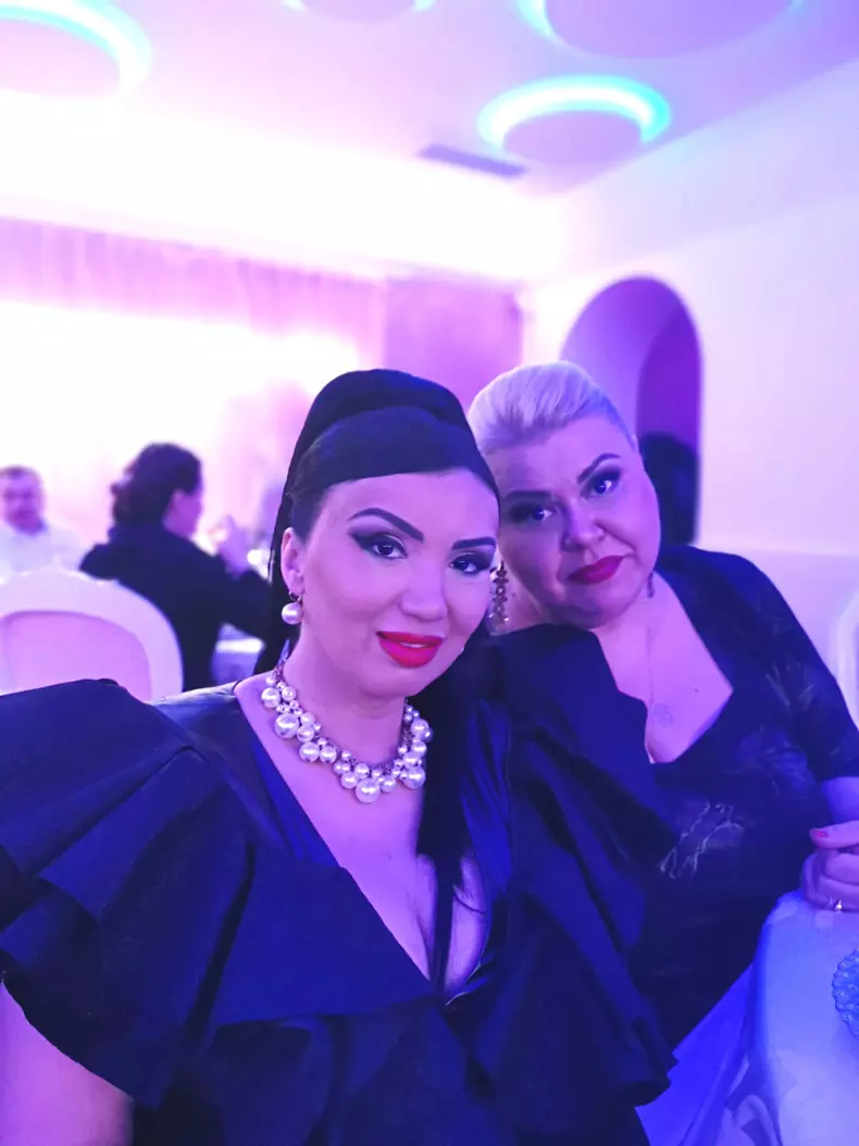 camelia enciu și adriana bahmuteanu