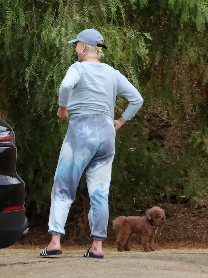 *PREMIUM-EXCLUSIVE* New mom Katy Perry celebrates her 36th Birthday on a hike with her dog Nugget and fiance Orlando **WEB EMBARGO UNTIL 6PM PDT ON 10/26/20**