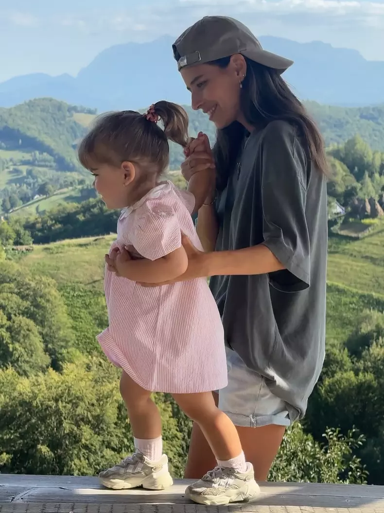 1. Alice Peneacă și fiica ei