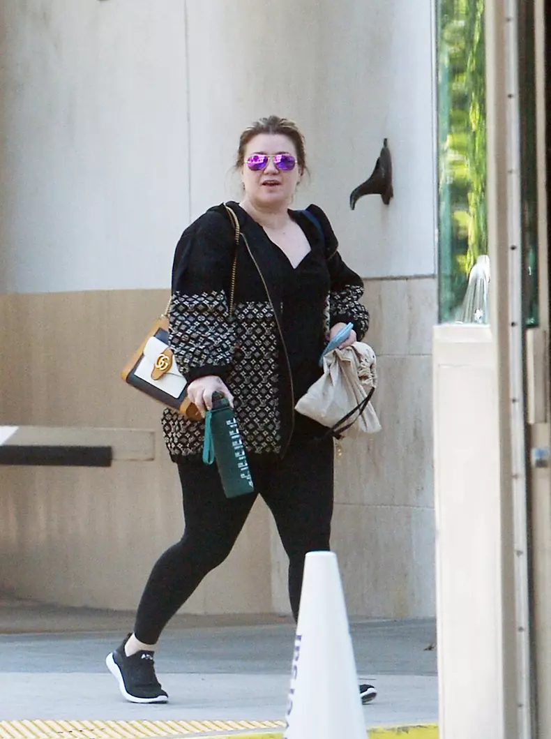 Kelly Clarkson is Spotted Stepping Out in Los Angeles.