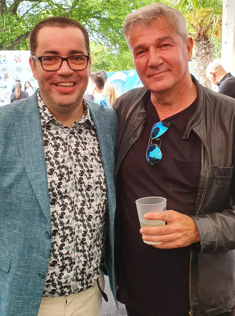 Alături de Dan Bittman.