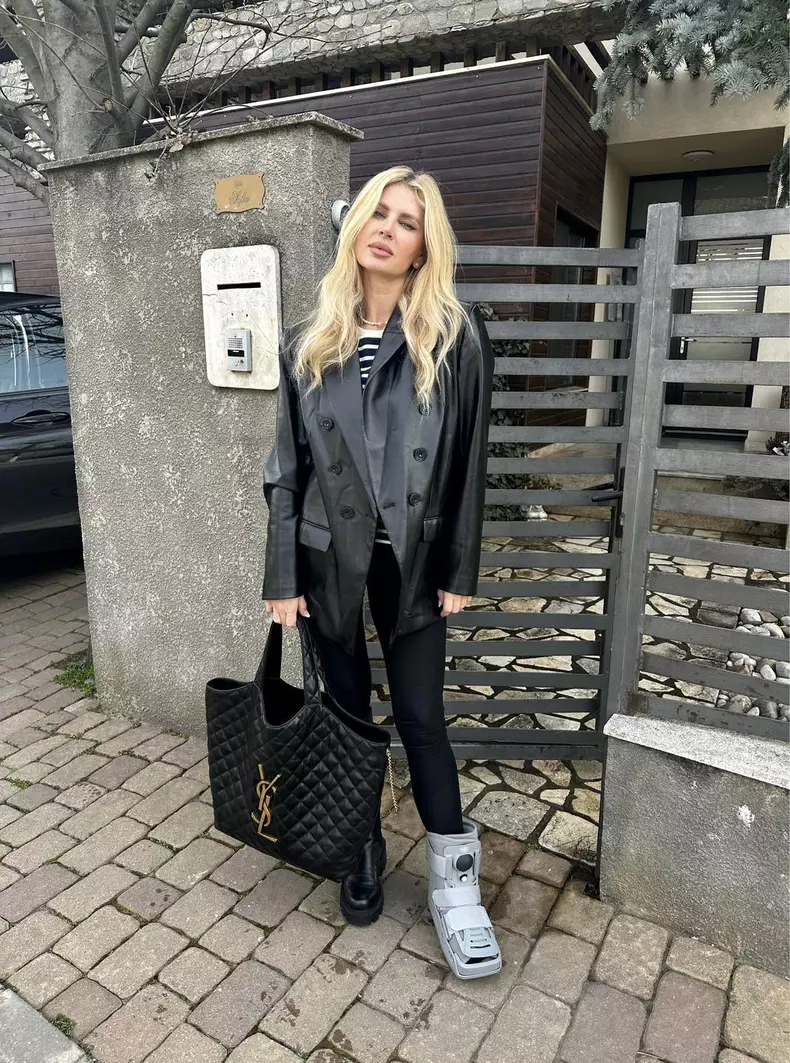 Andreea Bănică are orteză la picior