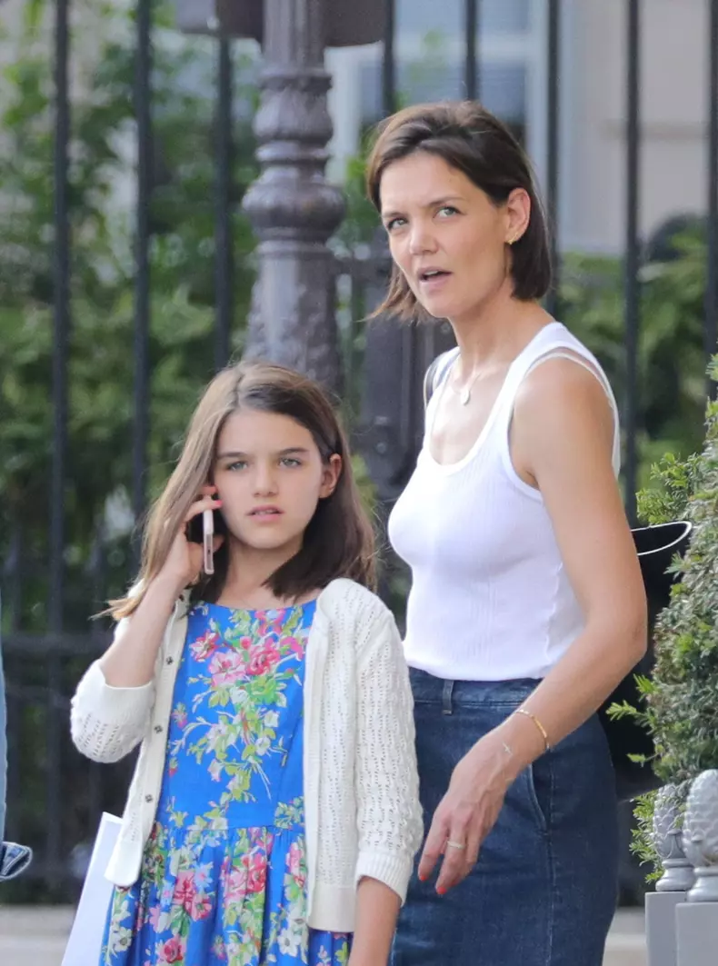Exclusif - Katie Holmes et sa fille Suri Cruise font du shopping dans les rues de Paris