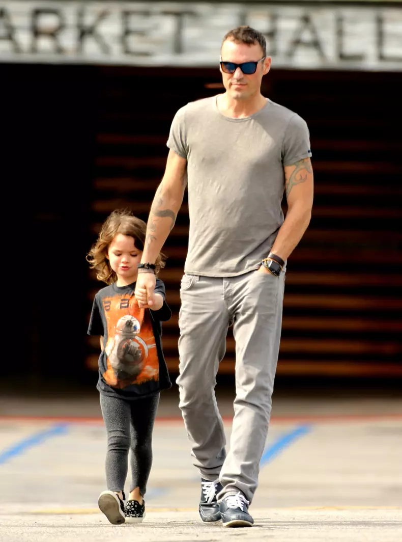 Exclusive... Brian Austin Green Has Lunch With His Kids