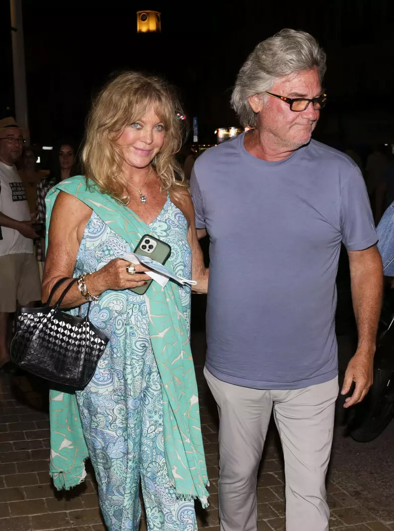 Goldie Hawn Kurt Russell having a romantic stroll by night in Saint Tropez