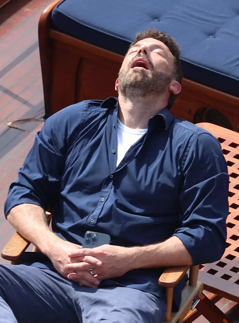 Imagini virale cu Ben Affleck dormind cu gura deschisă în luna de miere. Explicația se află în contractul prenupțial impus de JLo