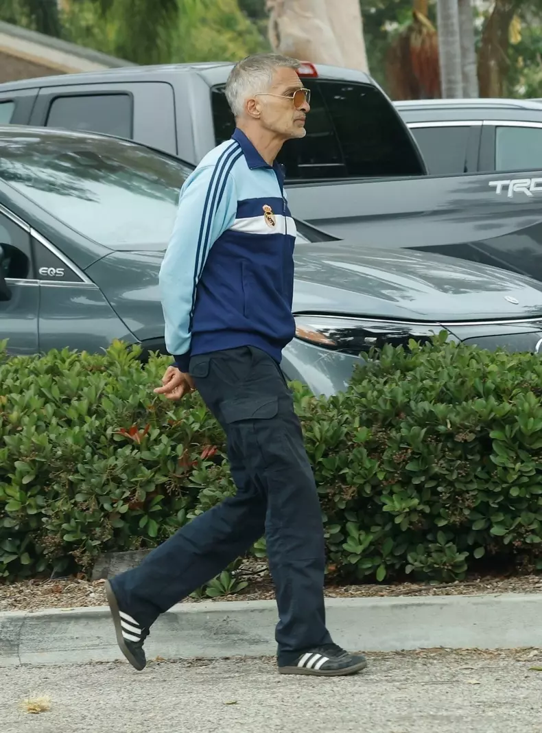 Olivier Martinez, surprins la o plimbare pe strazile din Los Angeles. Imbrăcat cu o bluza de trening si cu parul alb Foto: Profimedia