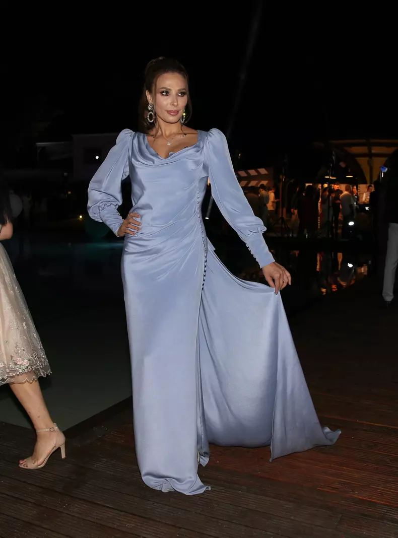 Iulia Vantur a imbracat o rochie cu trena