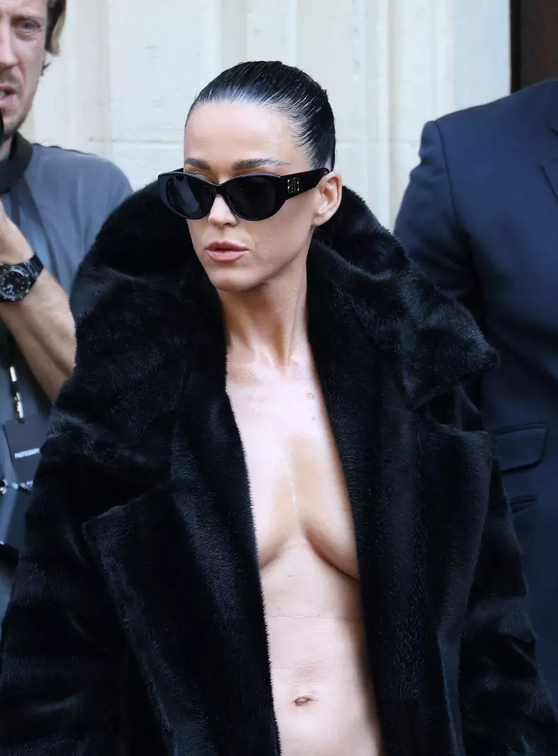 Katy Perry à la sortie du défilé Balenciaga lors de la Fashion Week de Paris