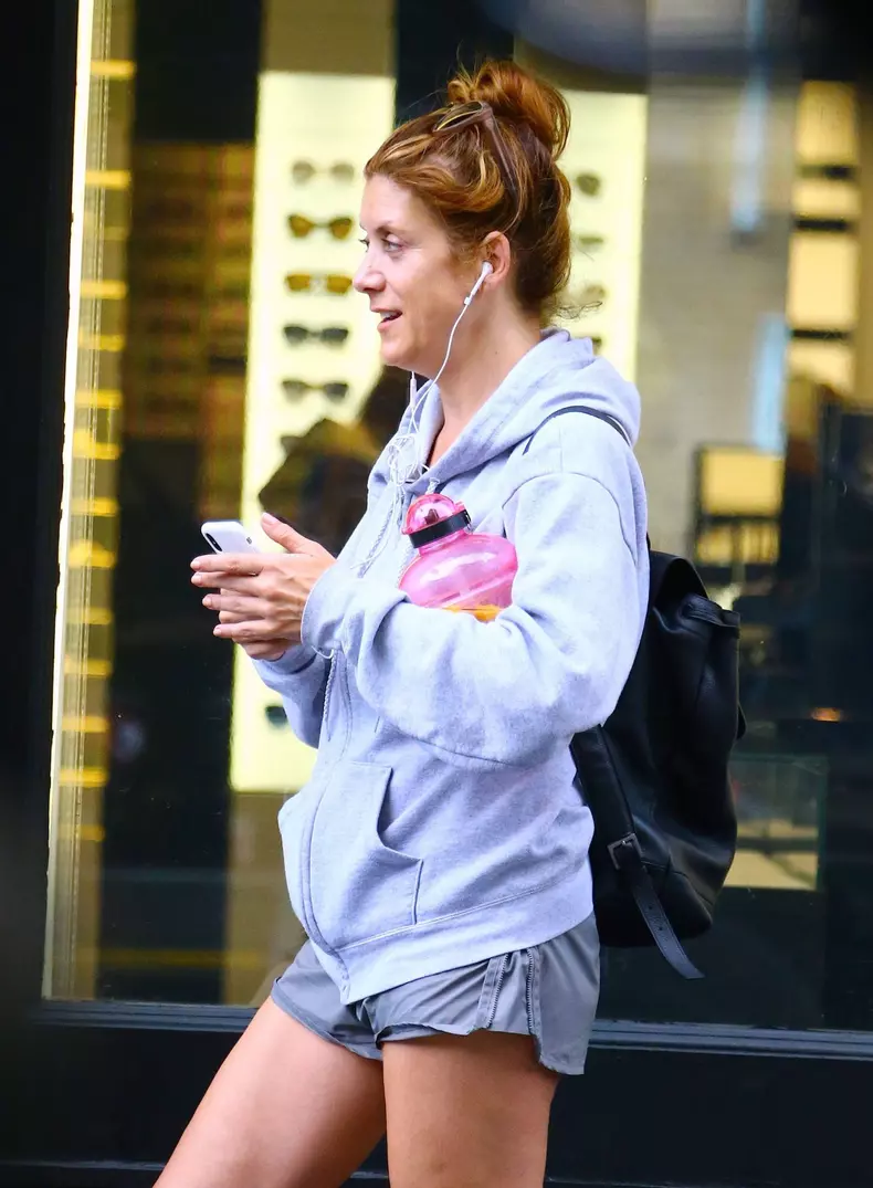 Kate Walsh envoie des textos en balade dans le quartier de Soho à New York