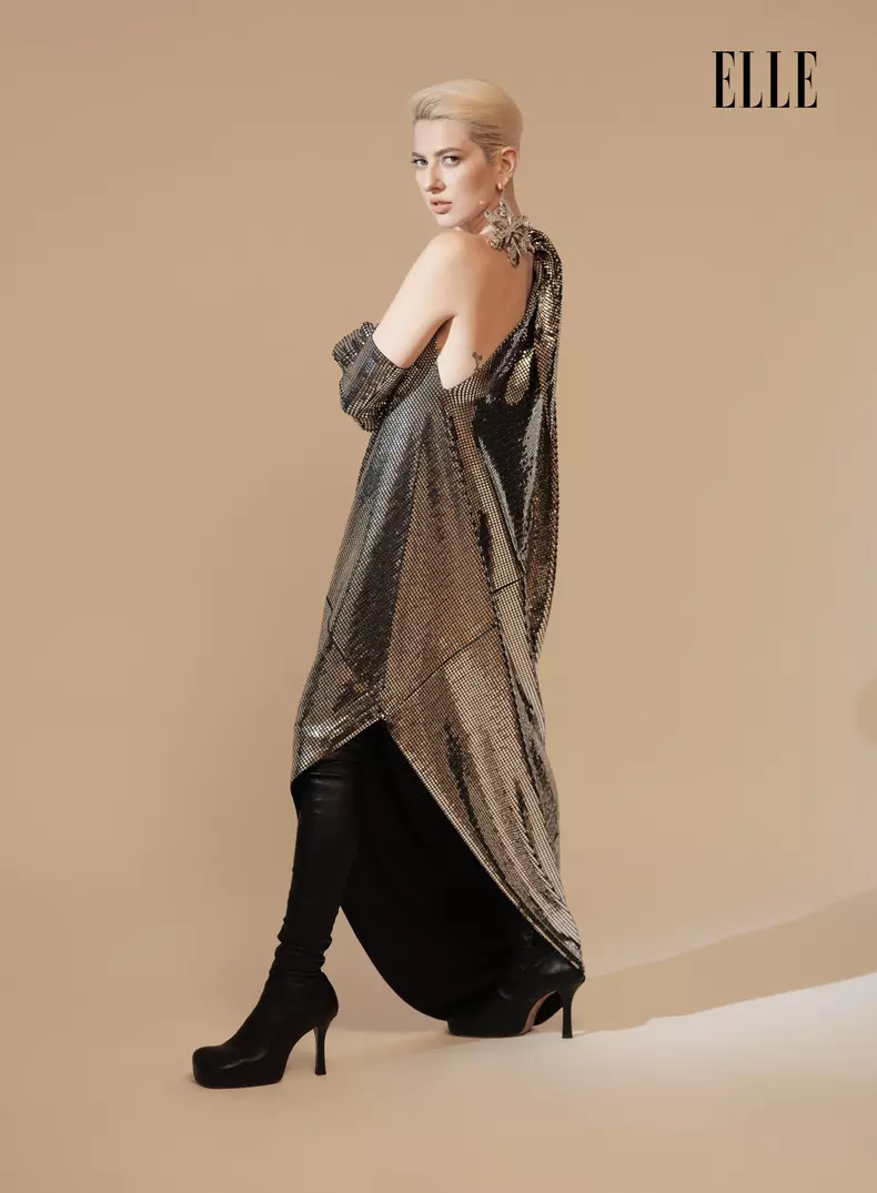 Rochie din paiete și mănuși din paiete, ambele MM6 Maison Margiela; cizme din piele, Bottega Veneta