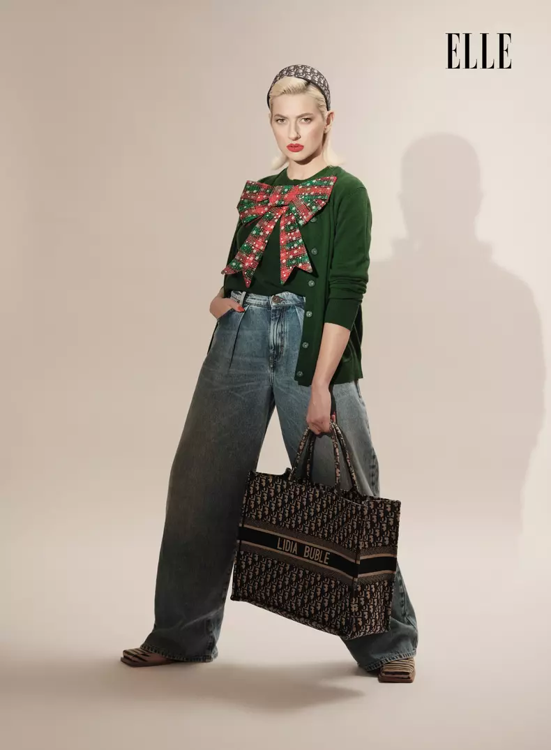 Top și jachetă din lână & jeans, toate Max Mara Weekend; bentiță & geantă din material textil, ambele Christian Dior; cizme din piele, Miista