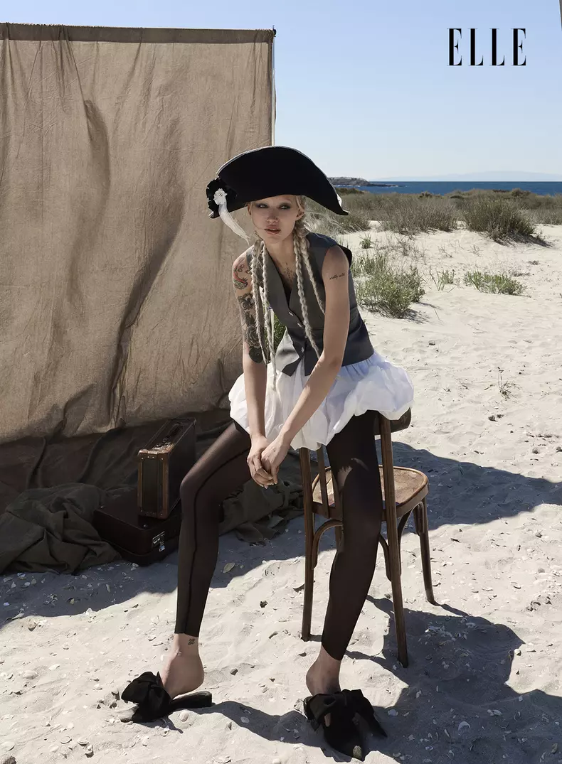 Raluca poartă vestă Maje și colanți Norma Kamali, www.zalando.ro;  fustă Mark-Off; pălărie Decorina; pantofi Musette x Carmen Secăreanu.