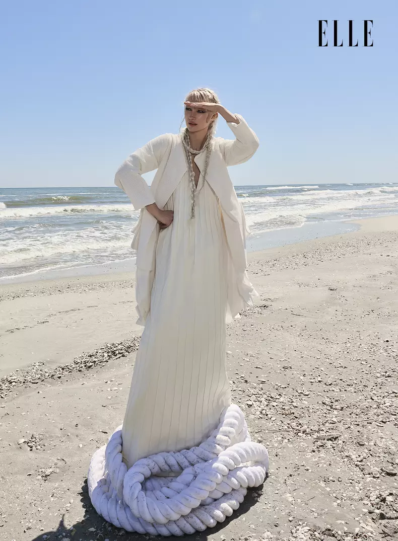 Raluca poartă rochie OK KINO; jachetă Carmen Secăreanu.