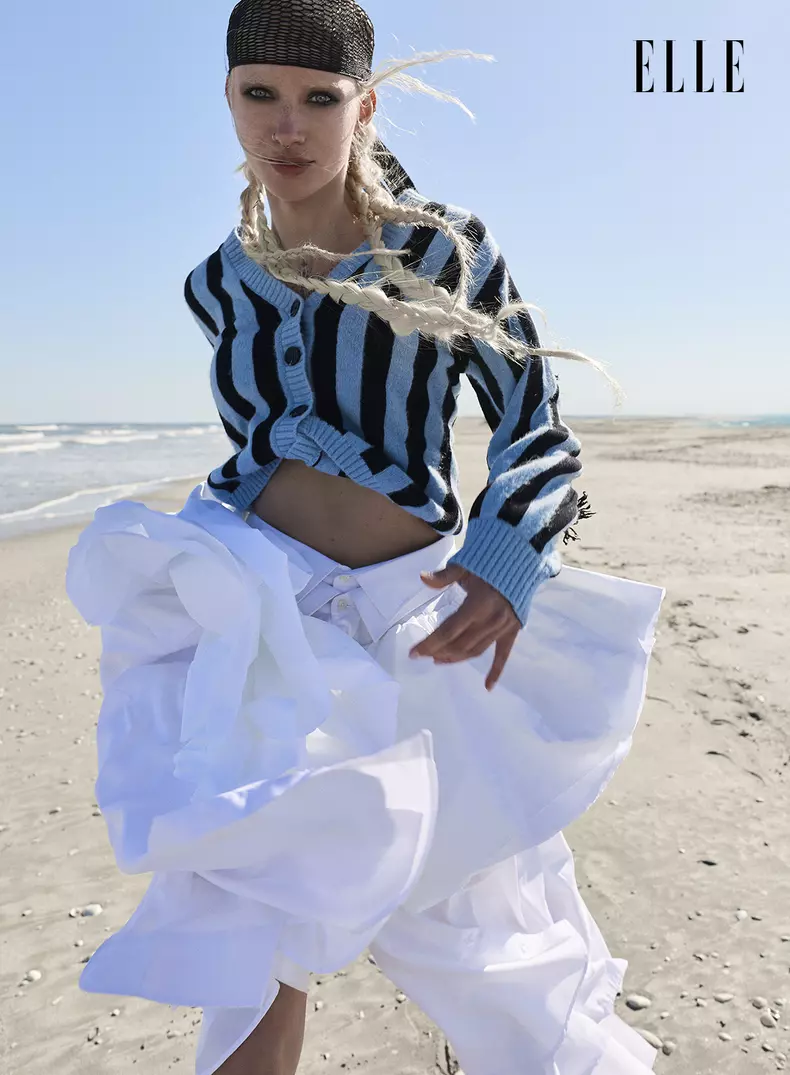 Raluca poartă jachetă Baum und Pferdegarten, www.zalando.ro;  fustă Carmen Secăreanu.