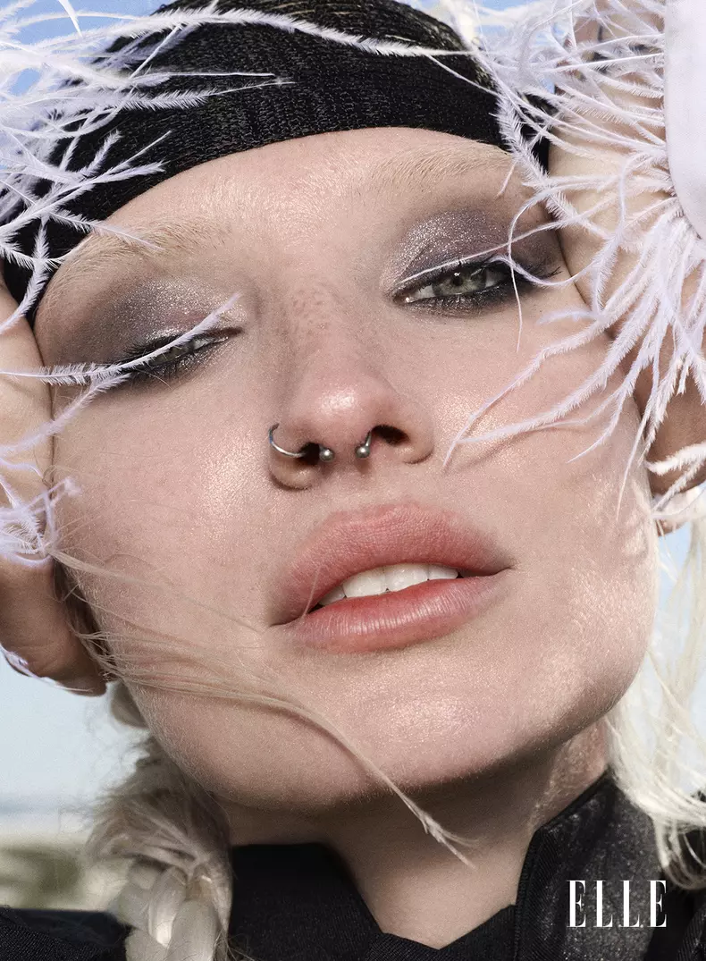 Raluca poartă sacou Comme des Garçons, magazinul Entrance; cămașă VOL.