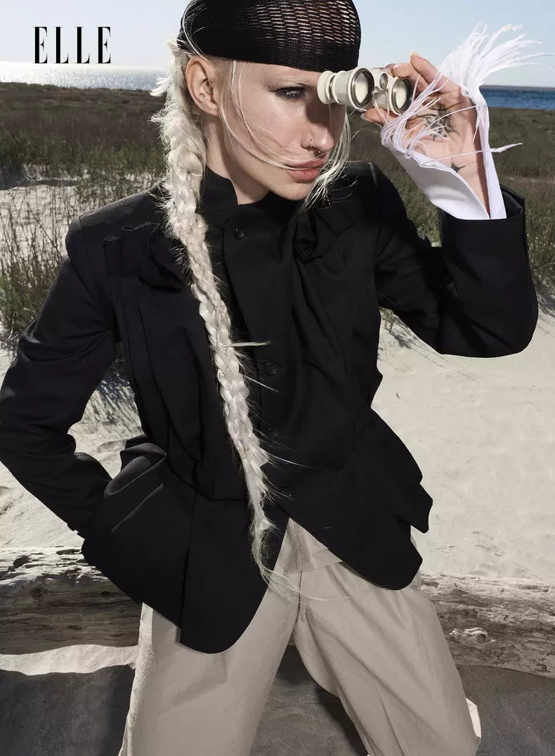 Raluca poartă sacou Comme des Garçons, magazinul Entrance; cămașă VOL; pantaloni Magda Butrym, magazinul Aparterre.