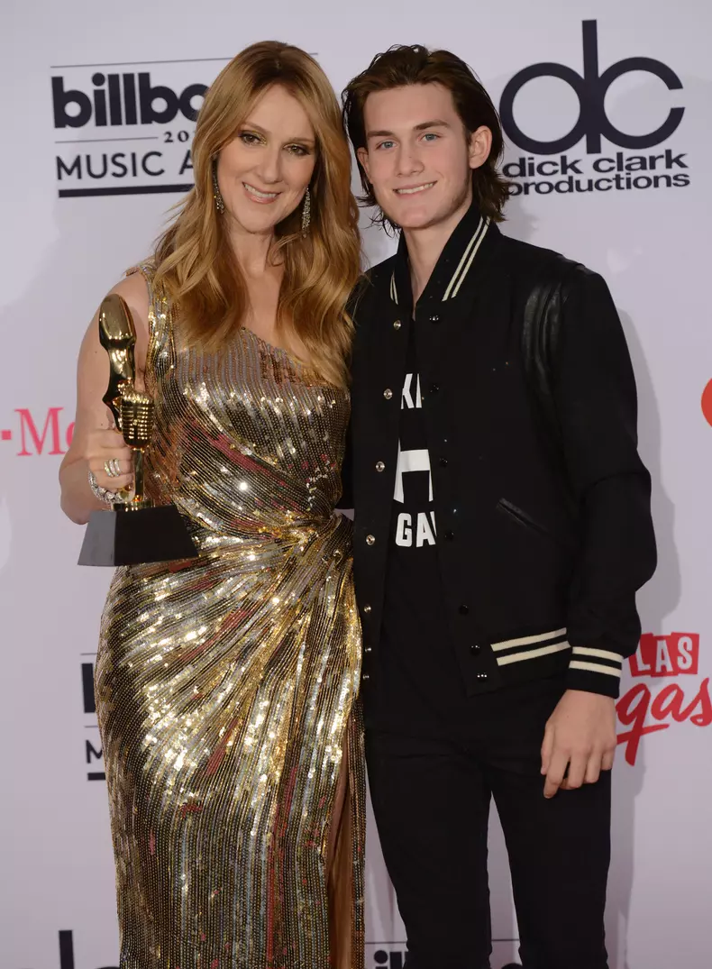 Céline, alături de fiul său cel mare, René-Charles Angelil, în 2016, la Billboard Music Awards.