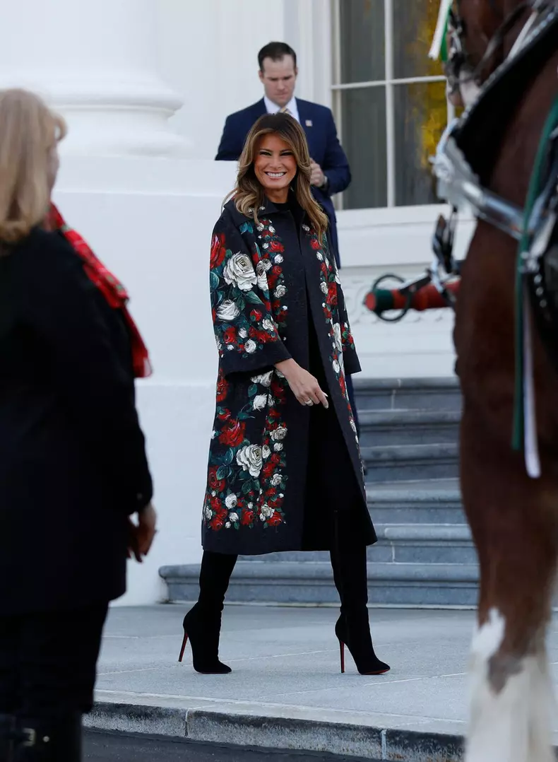 Melania Trump s-a îmbrăcat impecabil la ceremonia de primire a bradului de Crăciun la Casa Albă