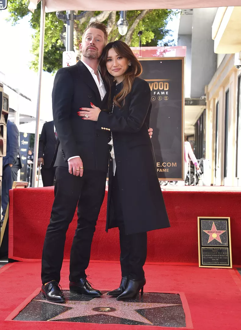 Macaulay Culkin, prima apriție alături de iubita lui și cei doi copii ai lor. Fiul cel mare seamănă izbitor cu actorul din „Singur acasă”