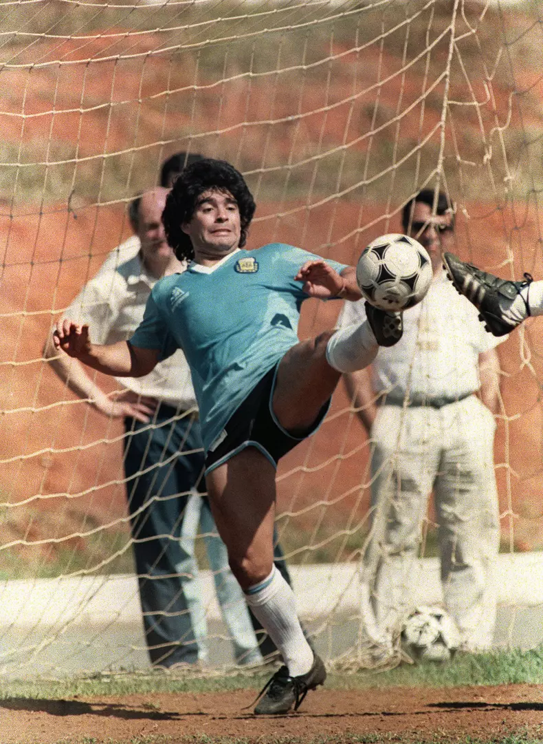 a murit Maradona