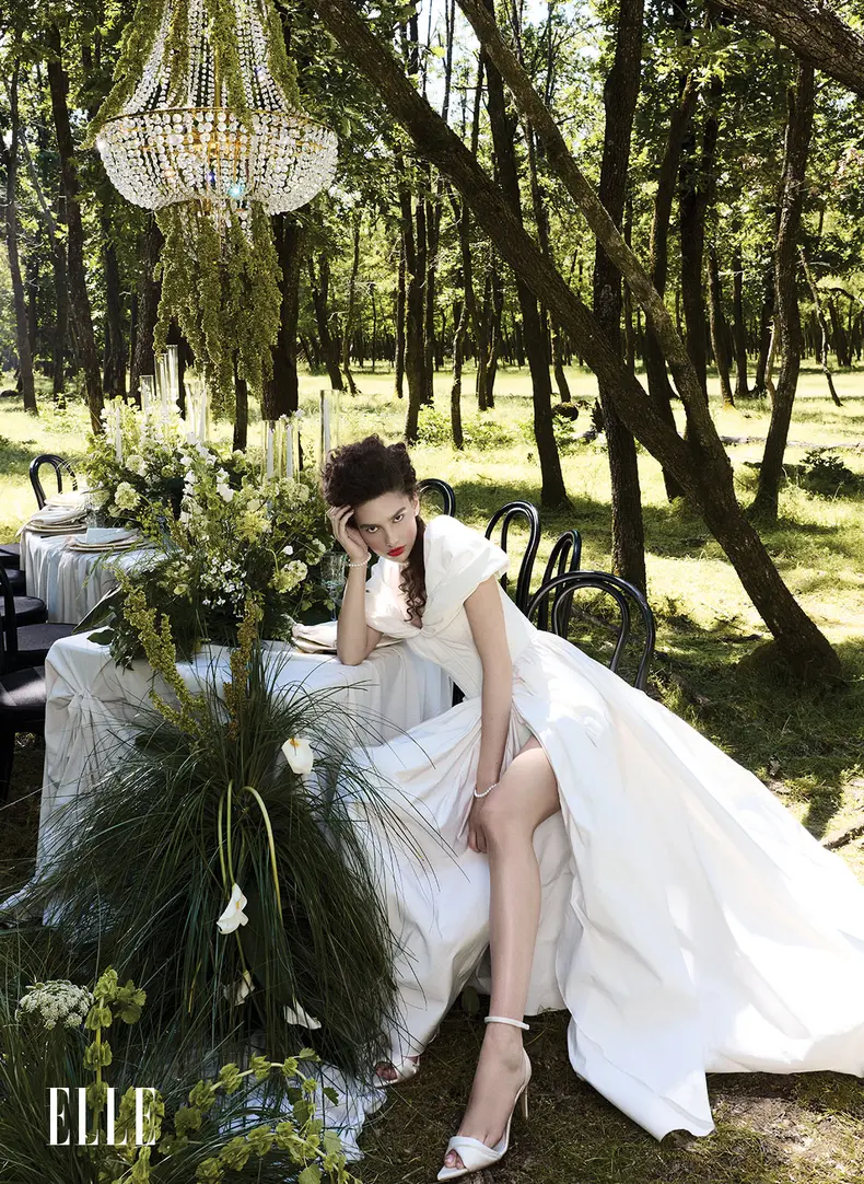 Rochie Rhea Costa, pantofi Ginissima, bijuterii Kultho Diamonds.