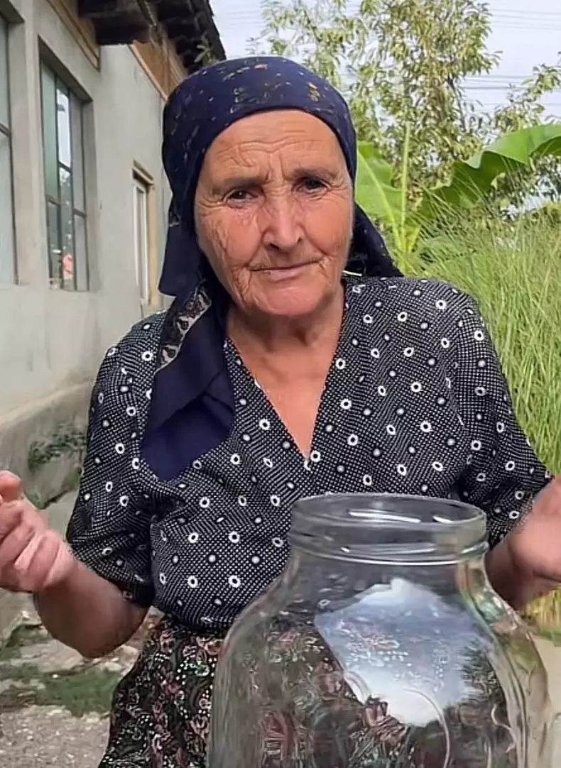 bunica gherghina pregateste rosii murate