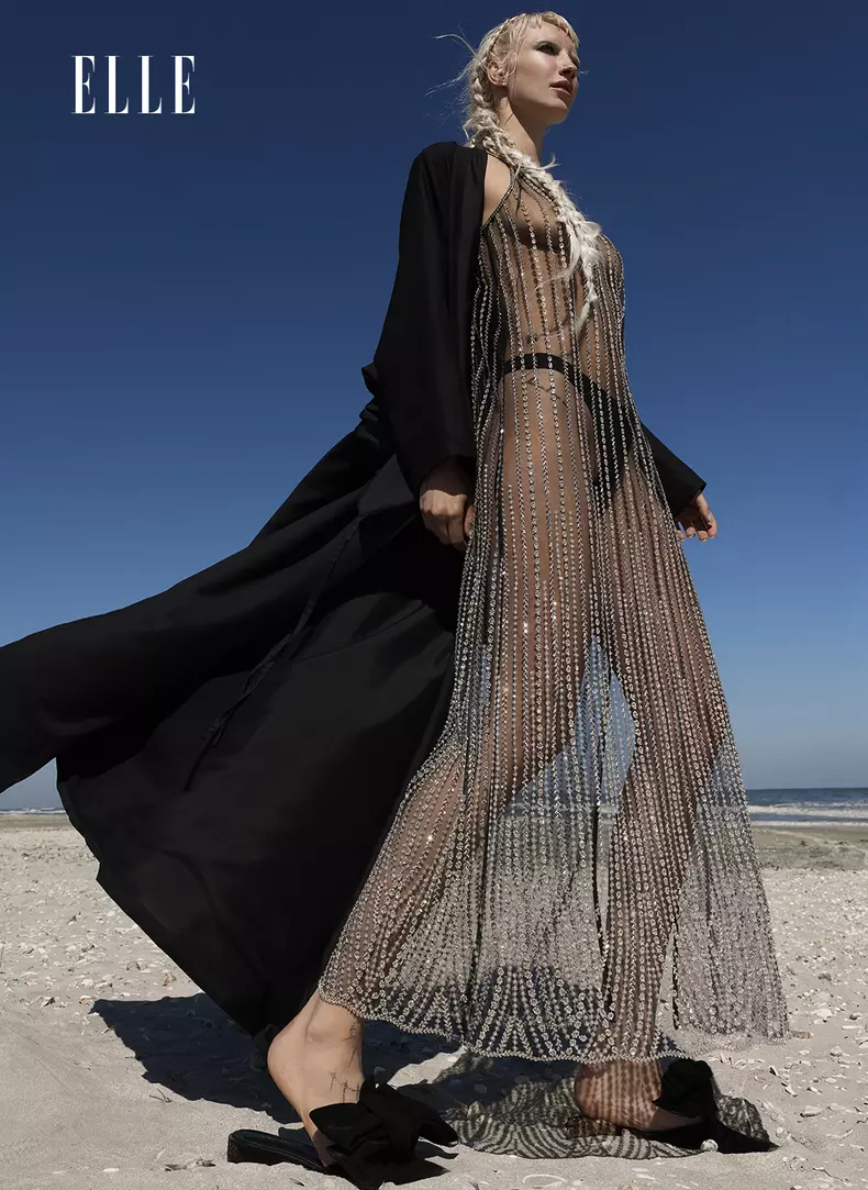 Raluca poartă rochie Gestuz, www.zalando.ro;  palton Carmen Secăreanu;  pantofi Musette x Carmen Secăreanu.