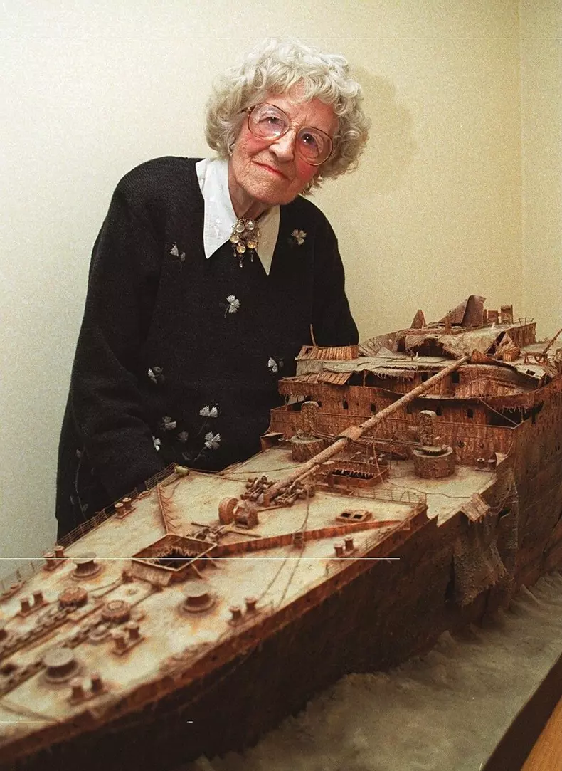 MILVENA DEAN, SURVIVOR OF TITANIC DISASTER, AT HER SOUTHAMPTON HOME, BRITAIN - 13 OCT 1999