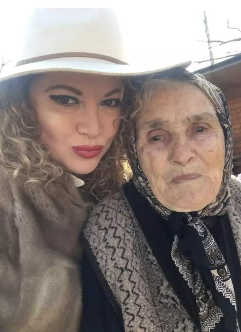 Oana Lis a anunțat că bunica ei a murit (2)