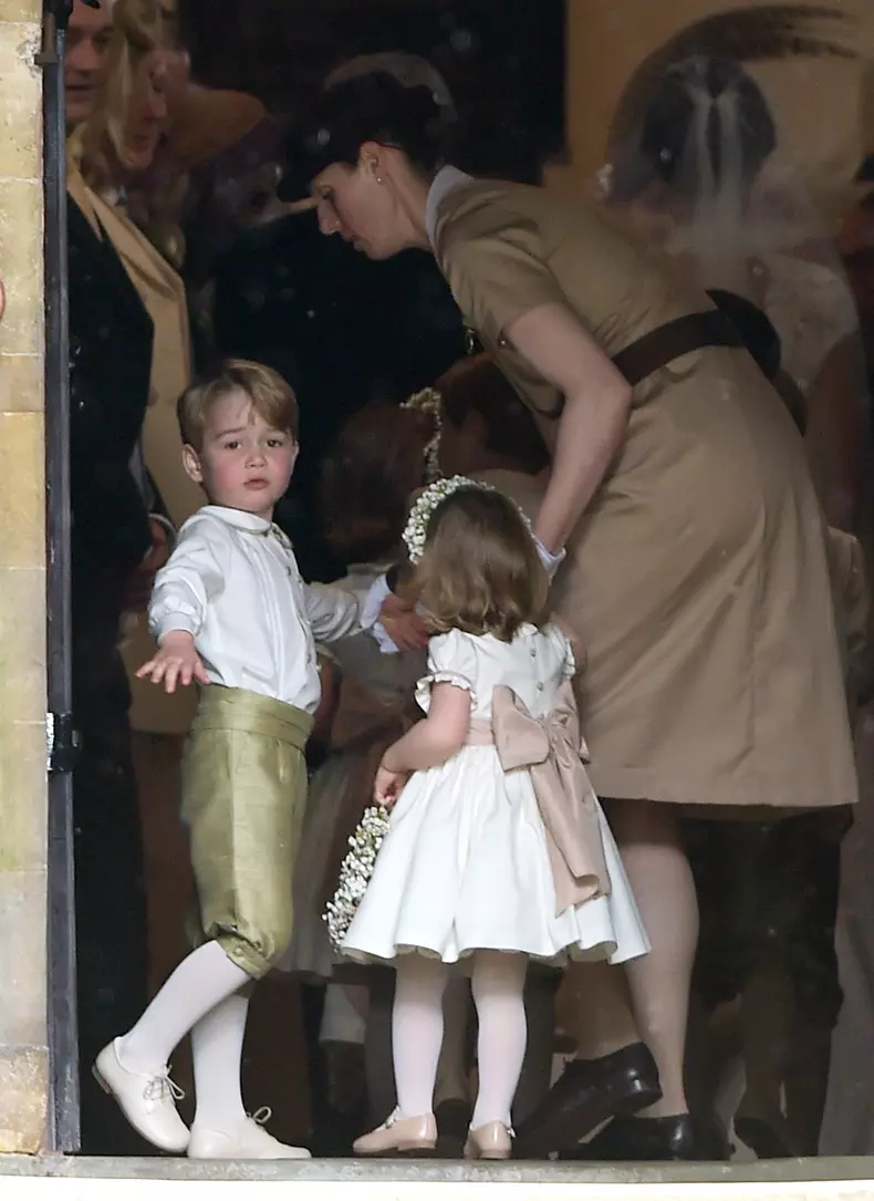 Motivul pentru care membrii Familiei Regale Britanice au izbucnit în râs în celebra fotografie realizată cu prilejul aniversării Prințului Charles