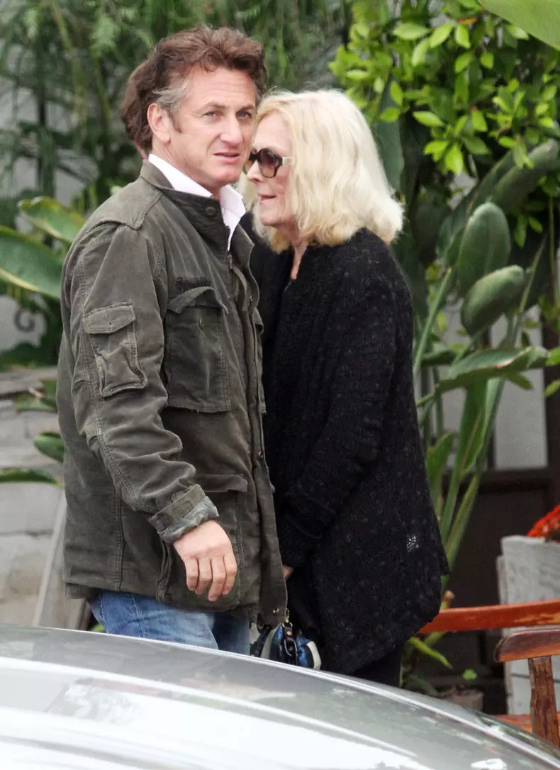 Sean Penn Grabs Lunch With His Mom And Son