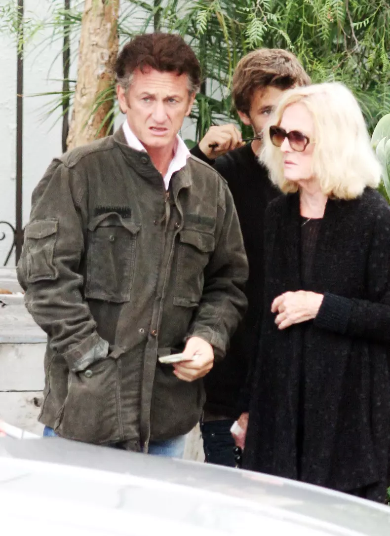 Sean Penn Grabs Lunch With His Mom And Son