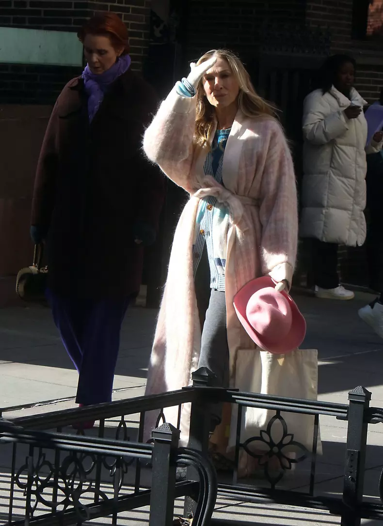 10350 - Cynthia Nixon et Sarah Jessica Parker sur le tournage de la nouvelle saison de la série "And Just Like That" dans les rues de New York